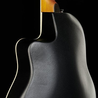 Parte traseira de guitarra acústica preto texturizado com braço em madeira clara