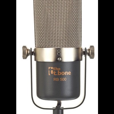 Microfone condensador preto e cinzento com grelha metálica e suporte ajustável