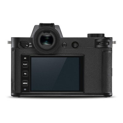 Máquina fotográfica digital preta vista de trás com visor LCD e botões.