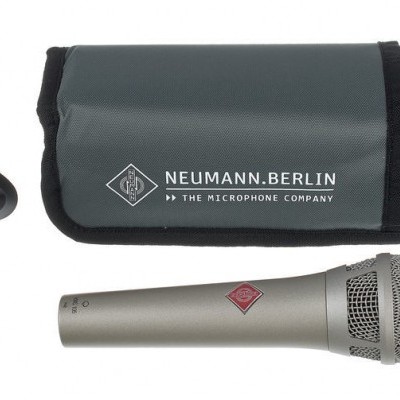 Microfone metálico prateado com estojo cinza e suporte preto