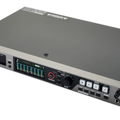 Equipamento eletrónico metálico com display digital, botões e entradas no painel frontal