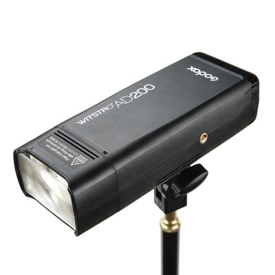 Flash fotográfico Godox WITSTRO AD200 preto em suporte