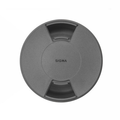 Tampa de objetiva fotográfica preta da marca SIGMA com nome impresso