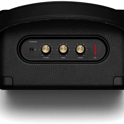 Aparelho preto com botões dourados para volume, bass e treble