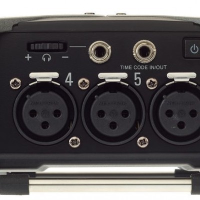 Vista traseira de equipamento de áudio com entradas XLR e jacks