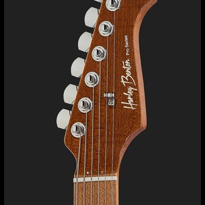 Cabeça de guitarra elétrica em madeira castanho com logo Harley Benton