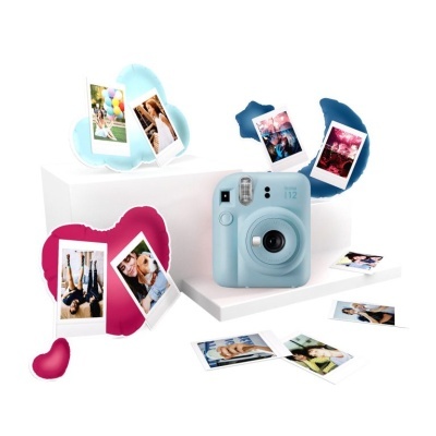Câmara instantânea azul claro com fotos Polaroid e suportes em forma de coração coloridos