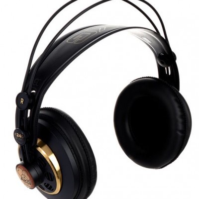 Headphones over-ear pretos com detalhes dourados e faixa ajustável