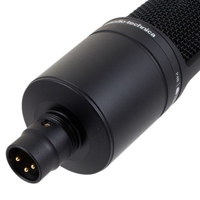 Microfone profissional preto Audio-Technica com conector XLR e grelha metálica