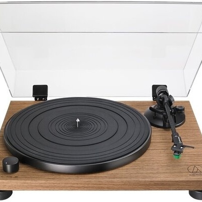 Gira-discos de madeira clara com prato e braço pretos e tampa transparente