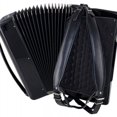 Acordeão preto com alças acolchoadas e textura circular em relevo.