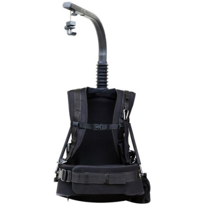 Cinto de suporte preto com estrutura rígida e garra metálica suspensa