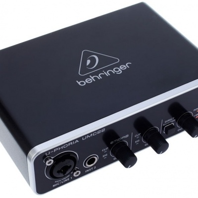 Interface de áudio Behringer U-PHORIA UMC22 preta com botões e entradas de áudio