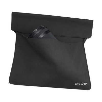 Mala preta com bolso frontal e texto NIKKOR