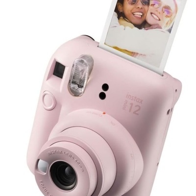 Câmara instantânea rosa Instax Mini 12 com foto a sair