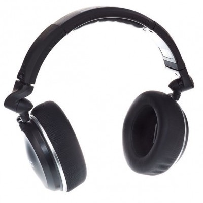 Headphones over-ear preto com almofadas macias e detalhes prateados