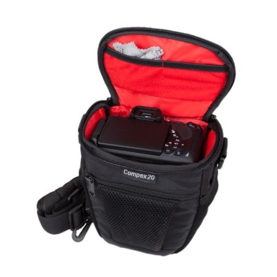 Bolsa de transporte preta com interior vermelho e máquina fotográfica dentro