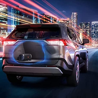 SUV cinzento escuro com luzes traseiras LED numa estrada urbana à noite