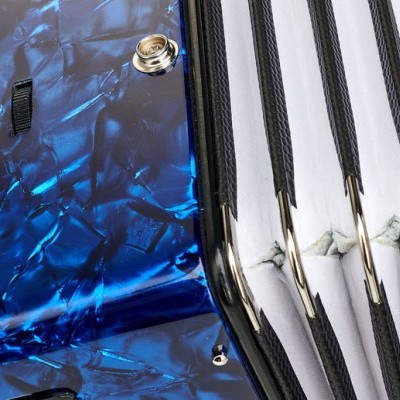 Acordeão azul marmoreado com teclas brancas e pretas e botões metálicos brilhantes