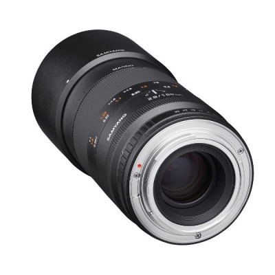 Objetiva de câmara fotográfica preta com texto e marcas no corpo