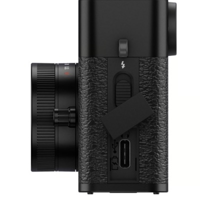 Câmara preta com textura e porta USB-C aberta