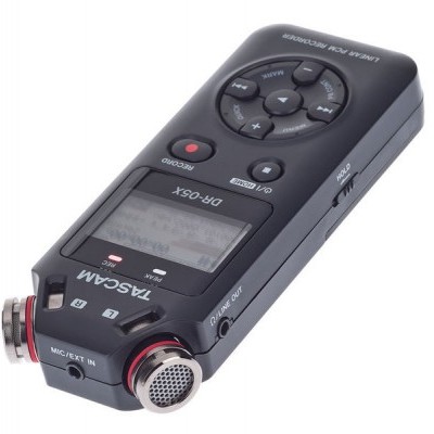 Gravador de áudio digital Tascam DR-05X preto com microfones e ecrã LCD