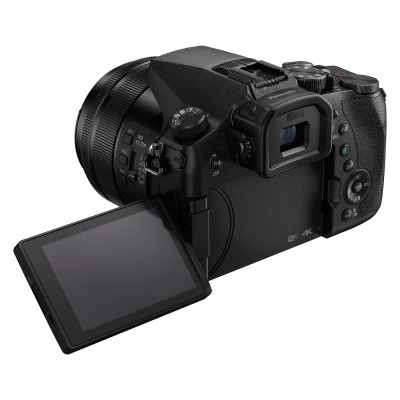 Câmara digital preta com lente e ecrã LCD articulado