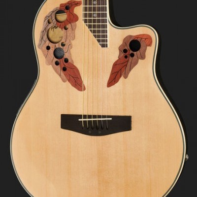 Guitarra acústica em madeira clara com decoração floral e folhas