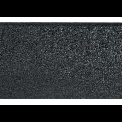 Parte inferior de caixa preta texturada com apoios e cantos reforçados