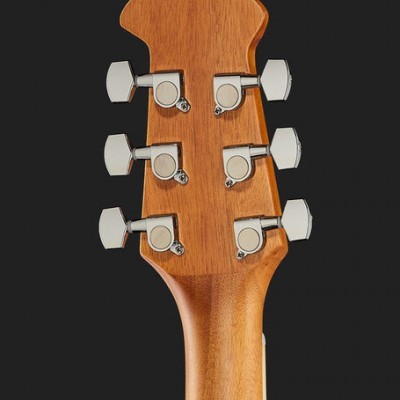 Cabeça traseira de guitarra de madeira clara com cravelhas cromadas em fundo preto