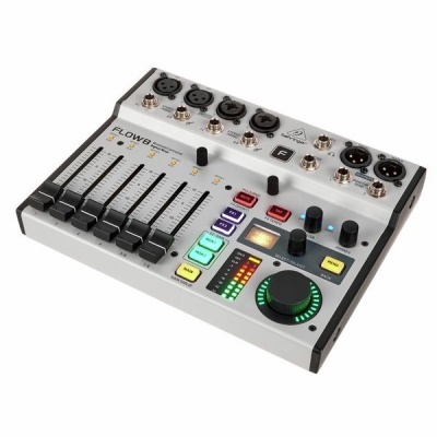 Mesa de mistura de áudio FLOW 8 da ROLAND com botões, sliders e entradas XLR
