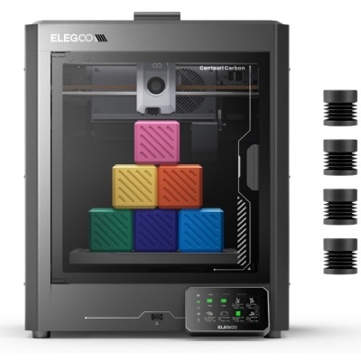 Impressora 3D ELEGOO Centauri Carbon com cubos coloridos e peças pretas ao lado