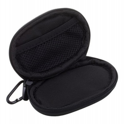 Bolsa preta pequena em nylon com fecho de correr e interior de rede elástica