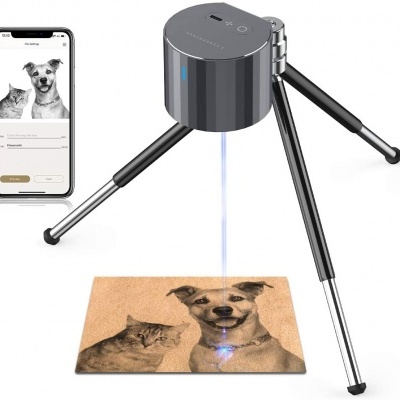 Impressora a laser portátil com tripé a imprimir imagem de gato e cão