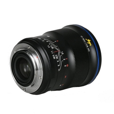 Objetiva fotográfica preta com anel azul e marcações de distância