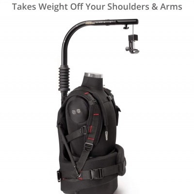 Suporte corporal preto com tiras ajustáveis montado num manequim