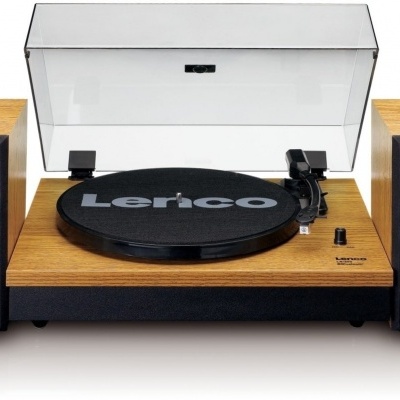 Gira-discos em madeira clara com tampa transparente e colunas pretas e madeira clara