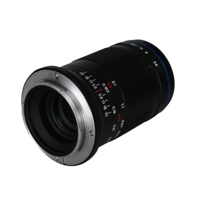 Objetiva de câmara fotográfica preta com marcações brancas e vermelhas