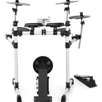 Bateria eletrónica com pads e pratos pretos montados numa estrutura metálica branca