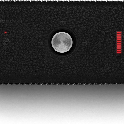 Coluna portátil preta texturizada com botão prateado e indicador de volume