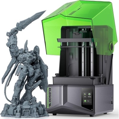 Impressora 3D Elegoo cinza com tampa verde e figura detalhada de robô cinza