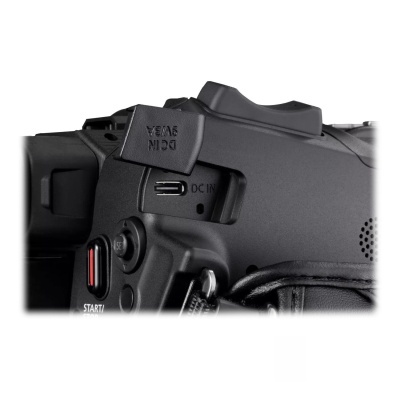 Detalhe da câmara fotográfica preta com botões e entrada DC IN