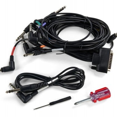 Cabos pretos com conectores jack e ferramentas sobre fundo branco