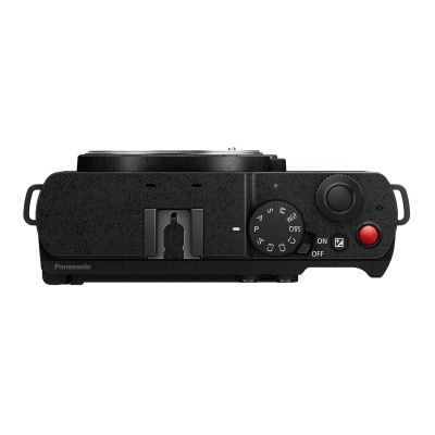 Vista superior de uma câmara fotográfica preta Panasonic com botão vermelho e seletor de modos.