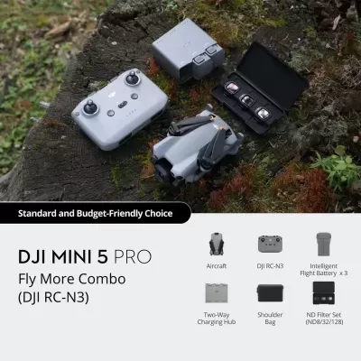 Kit DJI Mini 5 Pro Fly More Combo com drone, comando, bateria, bolsa e filtros sobre tronco musgoso