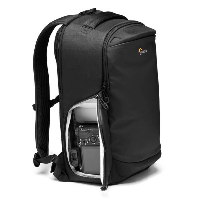 Mochila preta para equipamento fotográfico com câmara digital visível