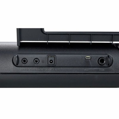 Portas de entrada e saída em dispositivo preto com texturas lisas de plástico