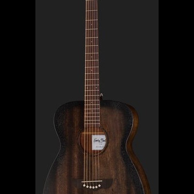 Guitarra acústica de madeira escura com seis cordas e tarraxas prateadas