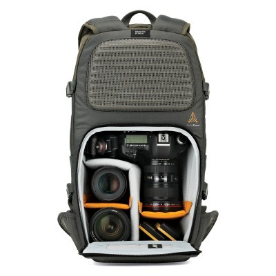 Mochila cinzenta com equipamento fotográfico dentro