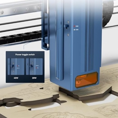 Máquina azul de corte ou impressão com madeira e painel de controle com texto